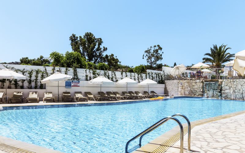 Poolområde på hotell Sunrise Garden i Fig Tree Bay, Cypern.