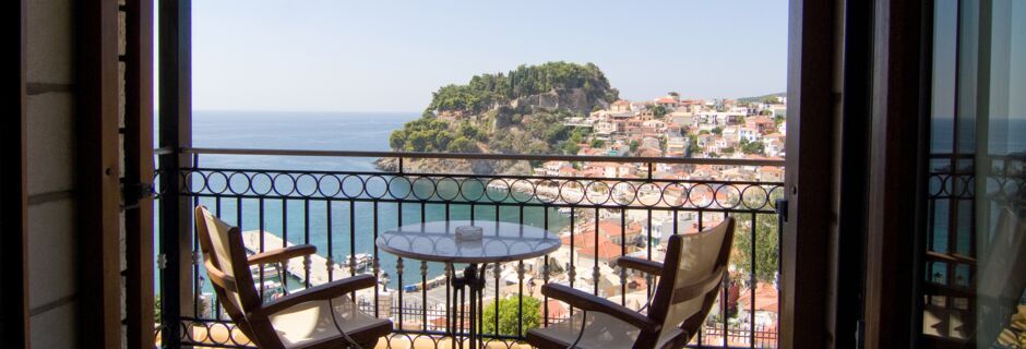 Utsikt från tvårumslägenhet på hotell Sunset i Parga, Grekland.