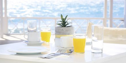 Frukostservering på hotell Sunshine på Santorini, Grekland.