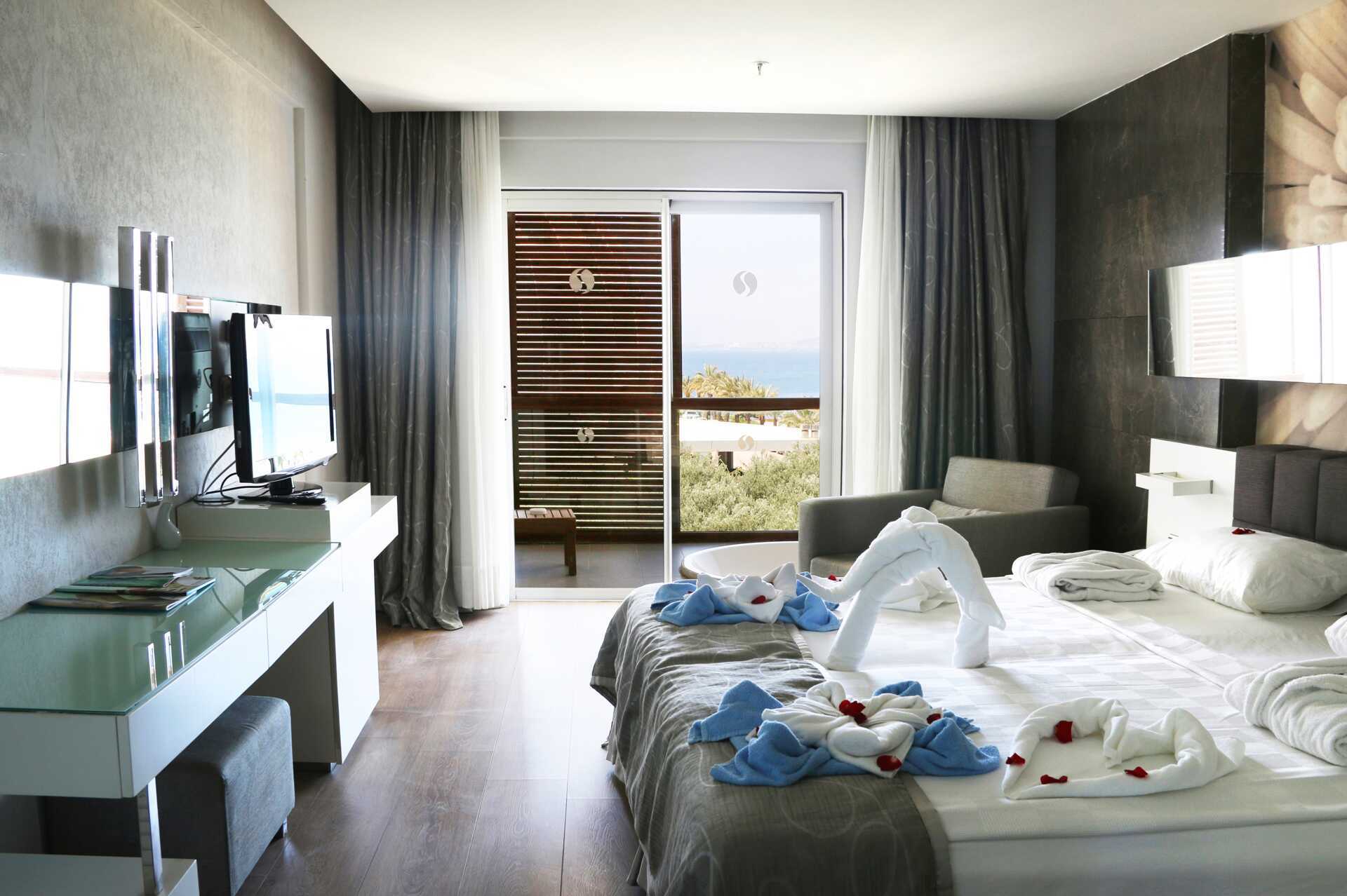 Superiorrum med balkong på hotell Gold Island i Alanya, Turkiet.