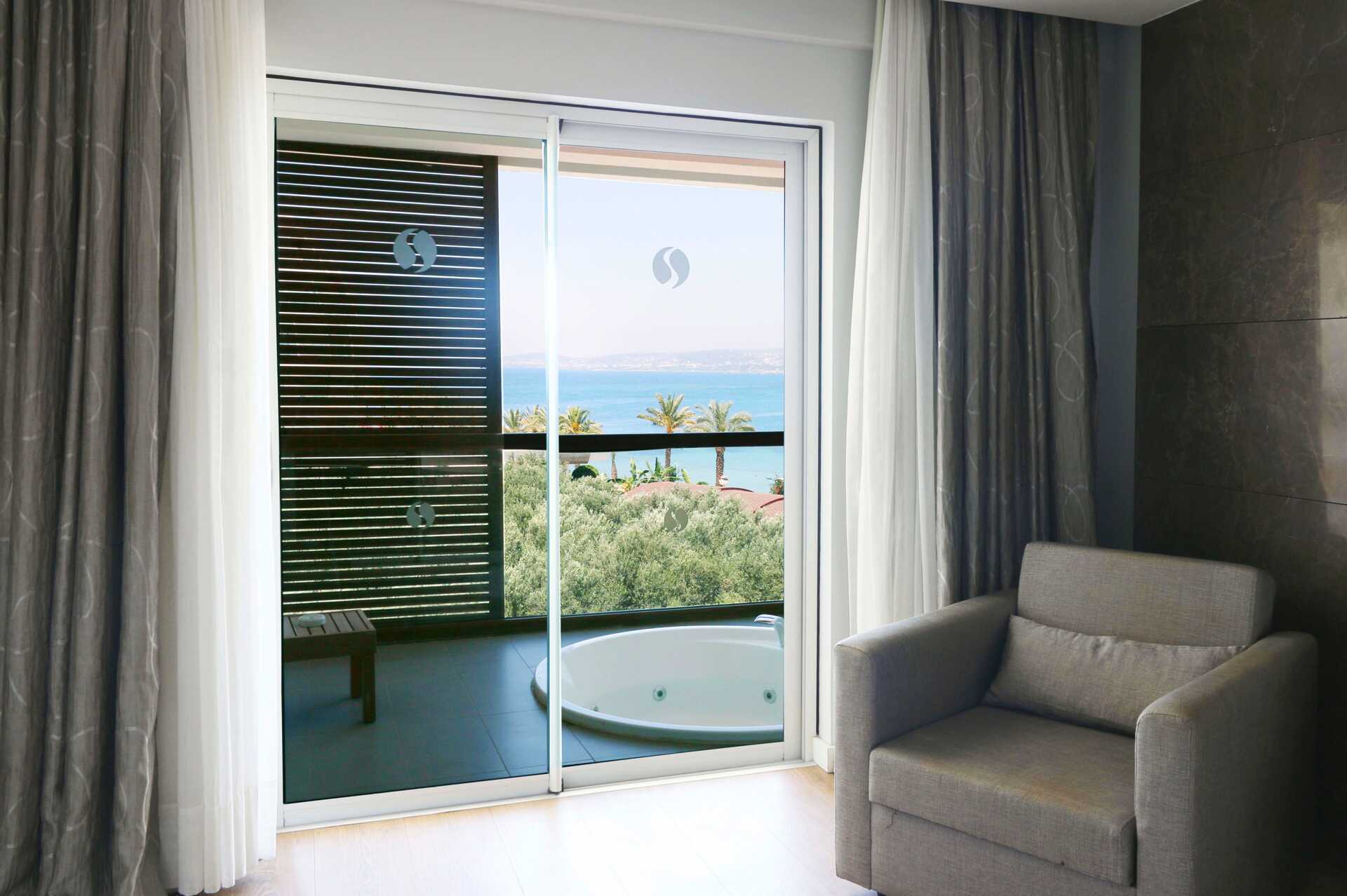 Superiorrum med balkong på hotell Gold Island i Alanya, Turkiet.