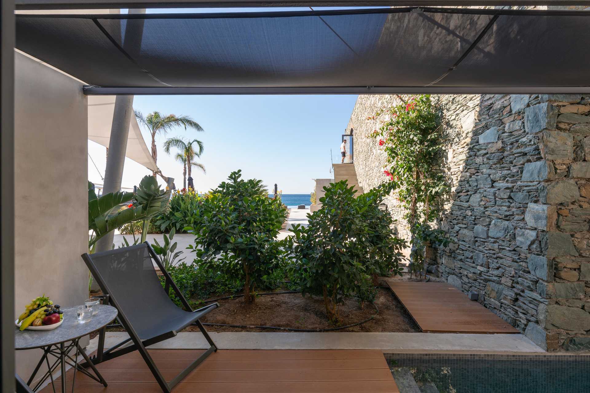 Superiorrum med privat jacuzzi, markterrass.