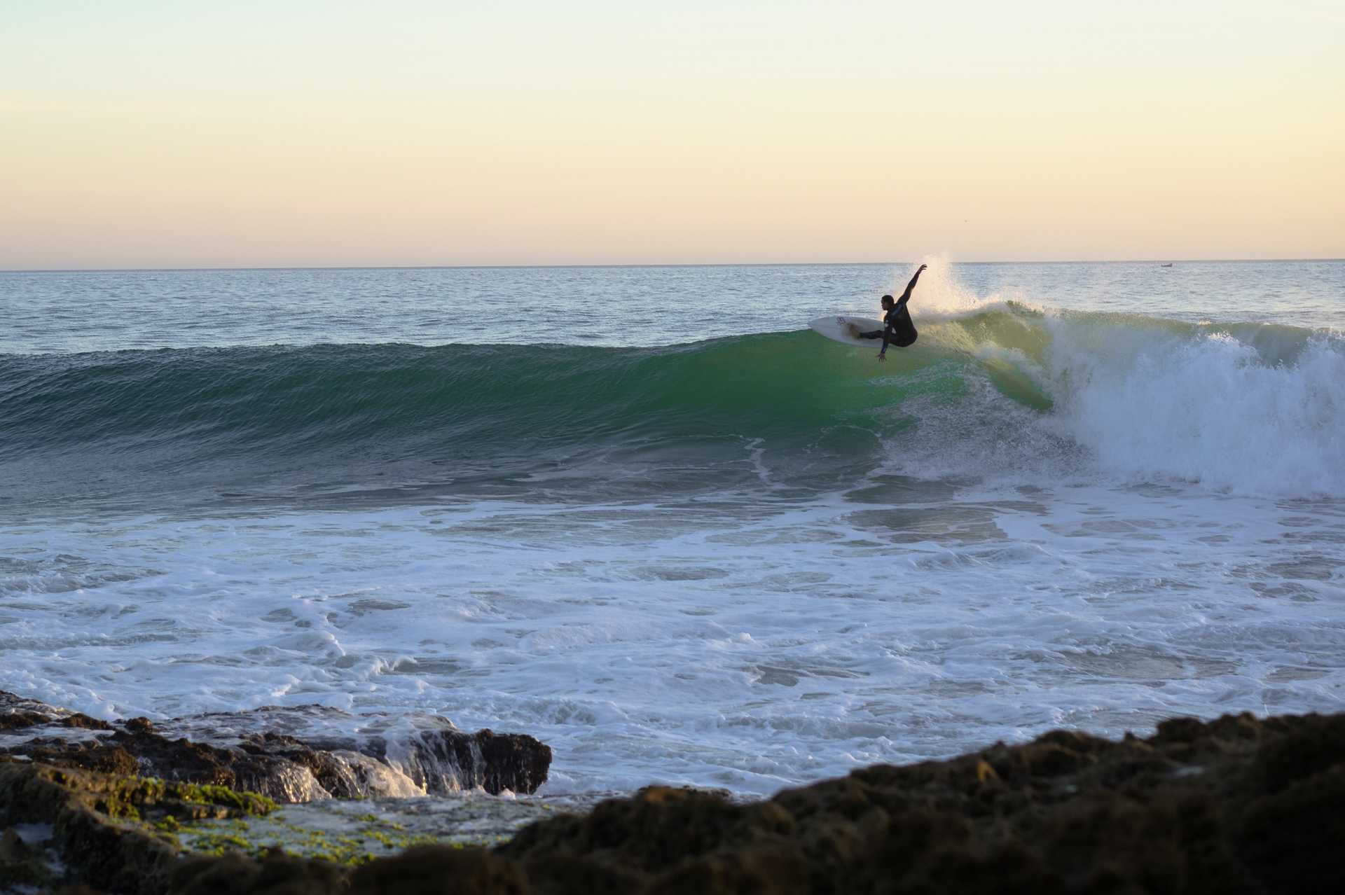 Lanzarotes förhållanden är perfekt för surfing.