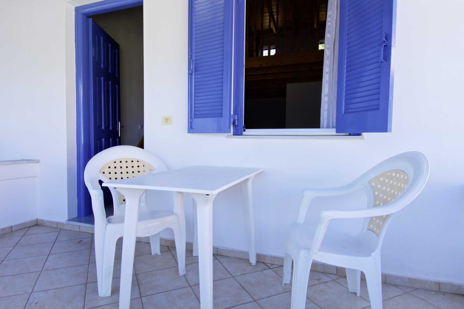 Terrass på lägenhetshotell Aspres i Votsalakia, Samos.