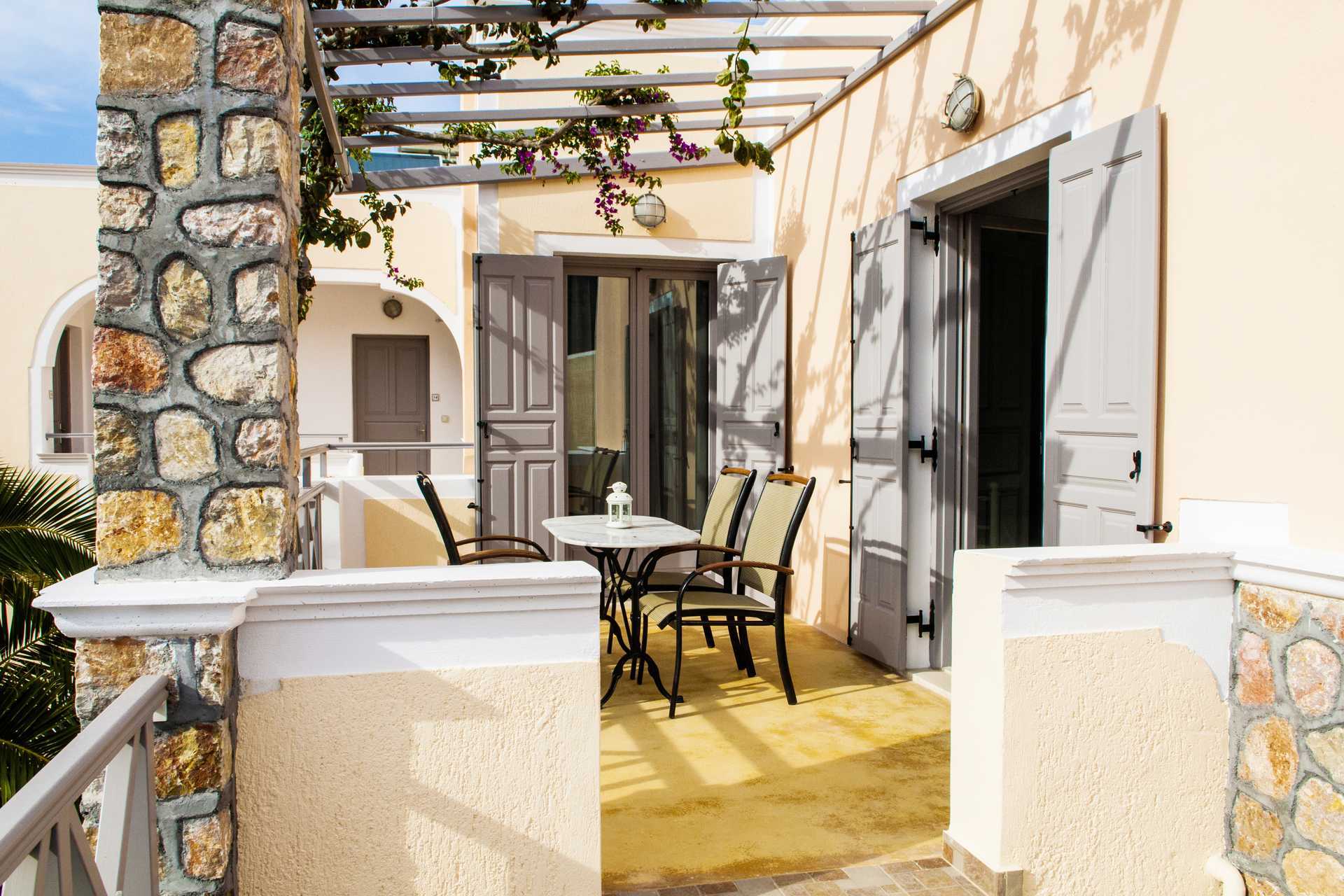 Terrass på renoverad tvårumslägenhet på hotell Polydefkis i Kamari, Santorini, Grekland.