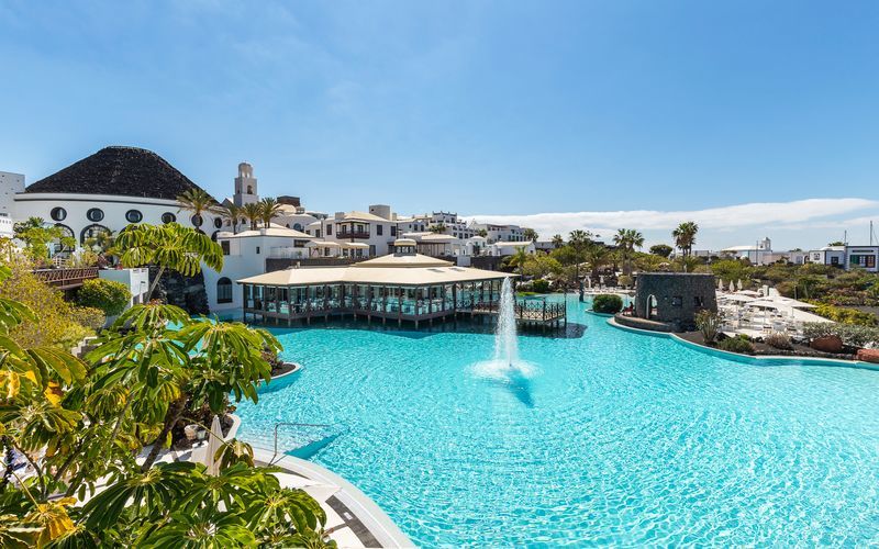 Poolområdet på hotell The Volcan Lanzarote i Playa Blanca på Lanzarote, Kanarieöarna.
