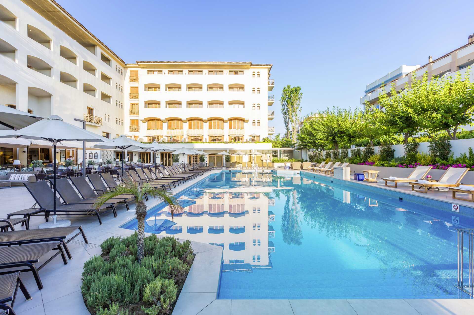 Pool vid huvudbyggnaden på hotell Theartemis Palace på Kreta, Grekland.