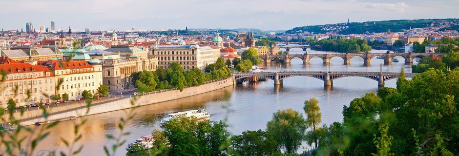 Broarna över floden Moldau i Prag, Tjeckien.