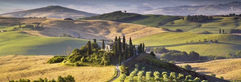 Toscana lockar med böljande landskap, vingårdar och historiska städer.