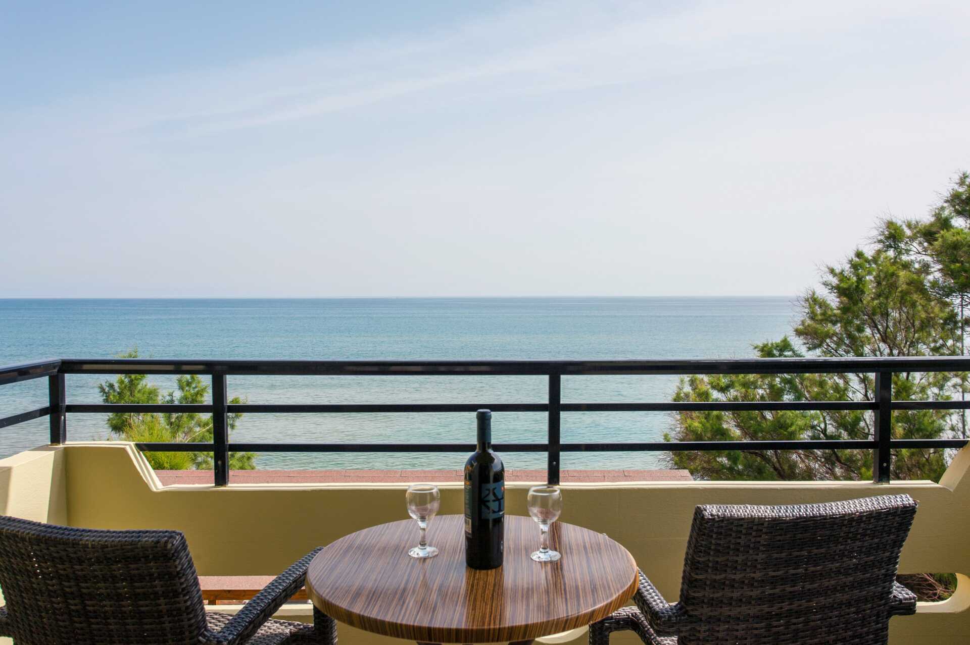 Trerumslägenhet med havsutsikt på hotell Faros i Kato Stalos, Kreta.