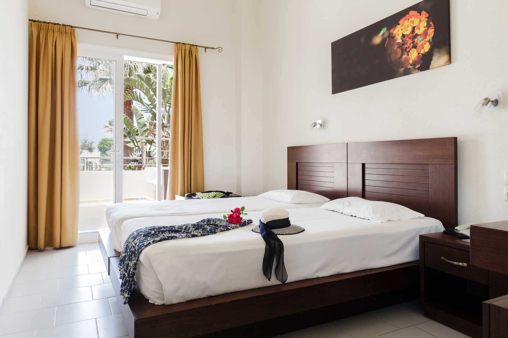 Trerumslägenhet på hotell Ideal Beach på Kreta, Grekland.