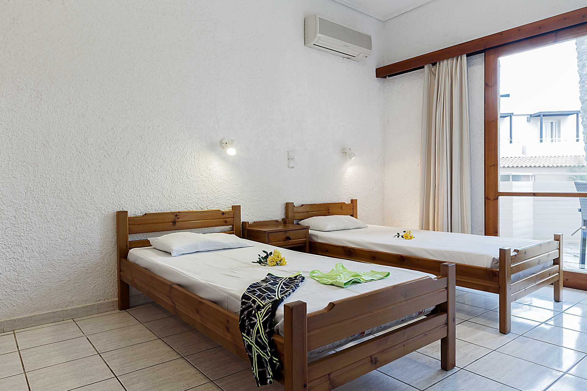 Trerumslägenhet på hotell Sophia Beach i Platanias, Kreta.