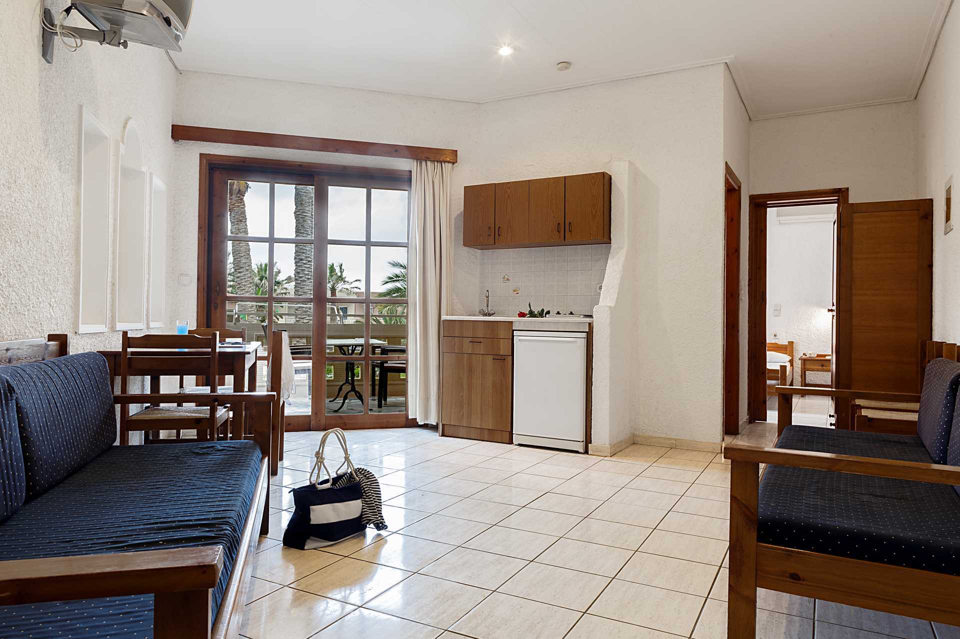 Trerumslägenhet på hotell Sophia Beach i Platanias, Kreta.
