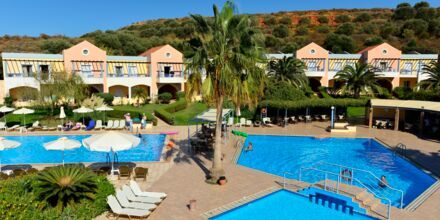 Poolområde vid hotell Triton i Agii Apostoli på Kreta, Grekland.