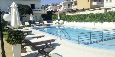 Poolområdet på hotell Tropicana, Kato Stalos, Kreta.