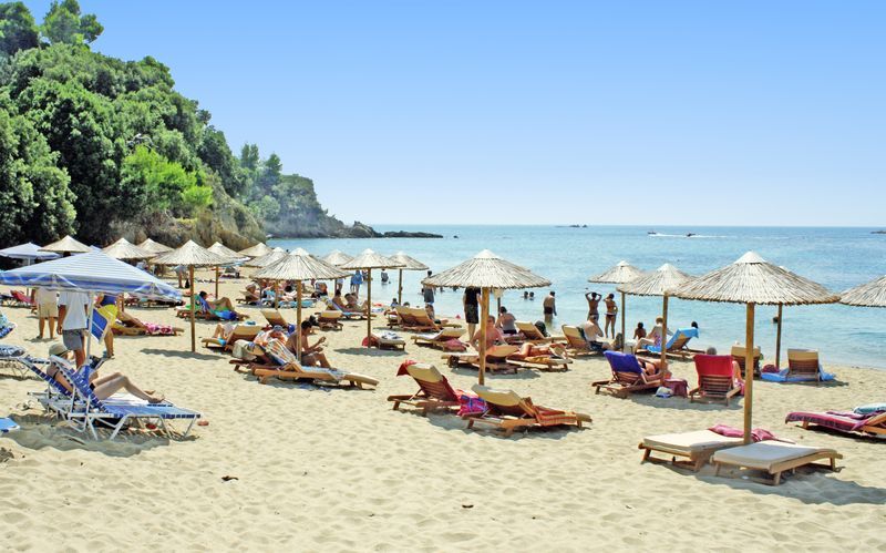 Stranden vid hotell Troulos Bay på Skiathos, Grekland.