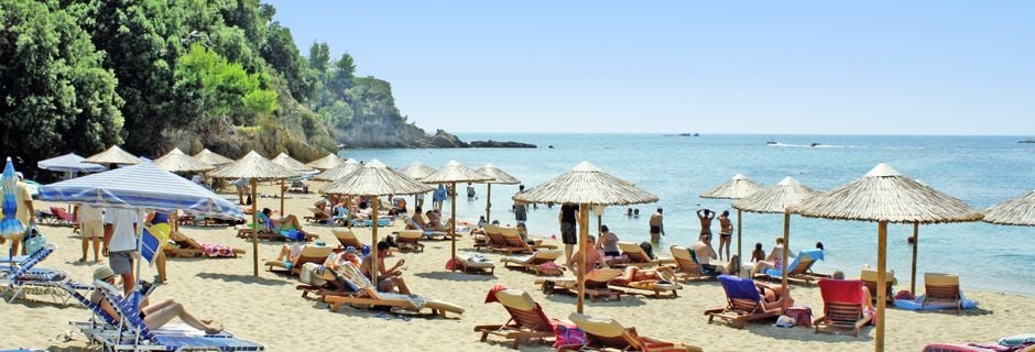 Stranden vid hotell Troulos Bay på Skiathos, Grekland.