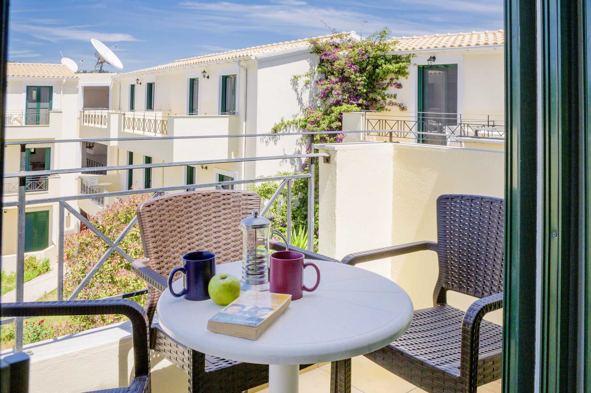 Tvårumslägenhet/enrumslägenhet i äldre del på hotell Likithos Village på Korfu, Grekland.