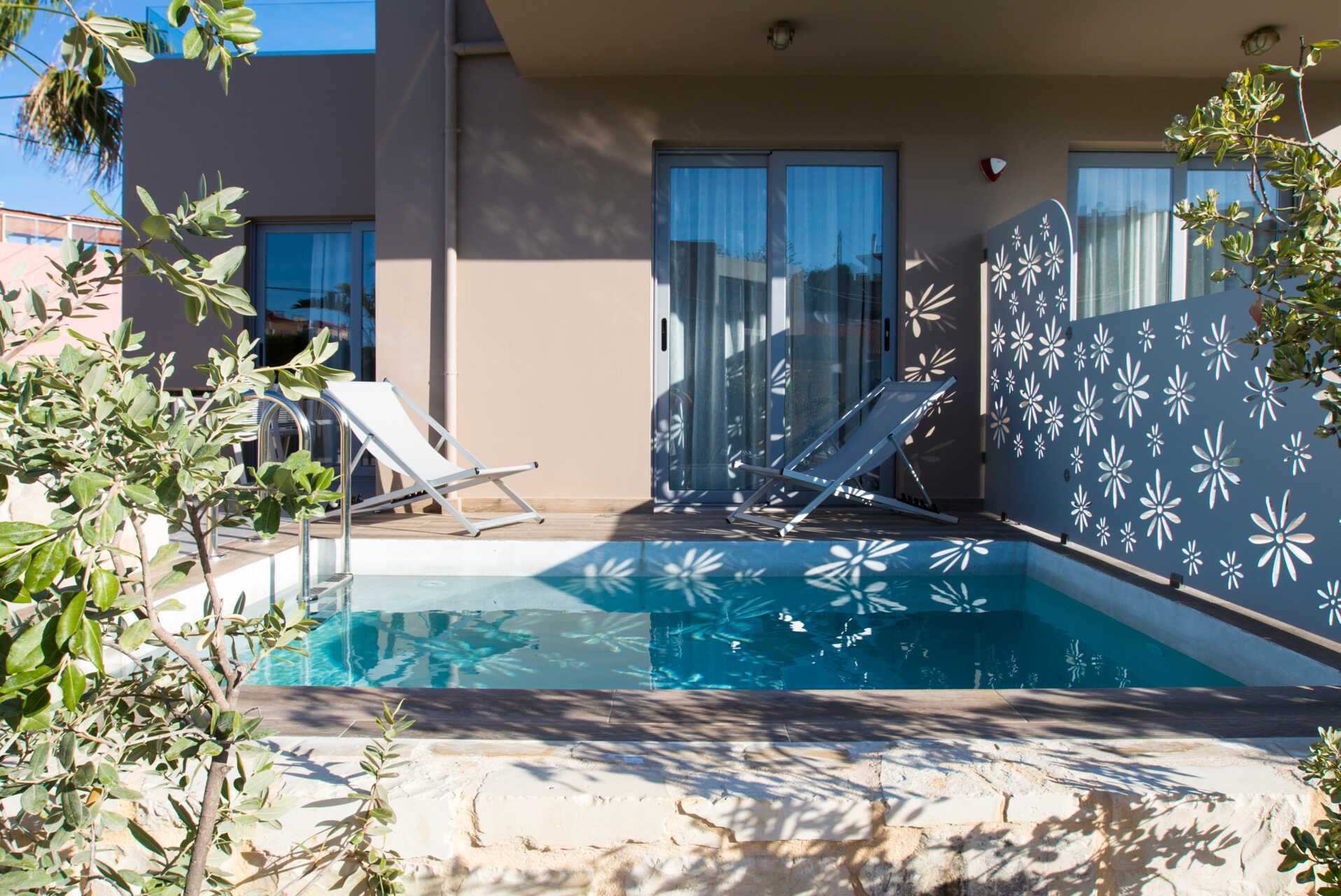 Tvårumslägenhet i etage med privat pool på Stellina Village Resort, Kreta.