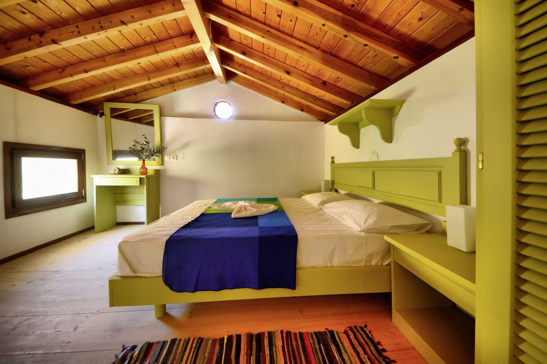 Tvårumslägenhet i etage på Hotell Villa Eleonas i Votsalakia på Samos, Grekland.