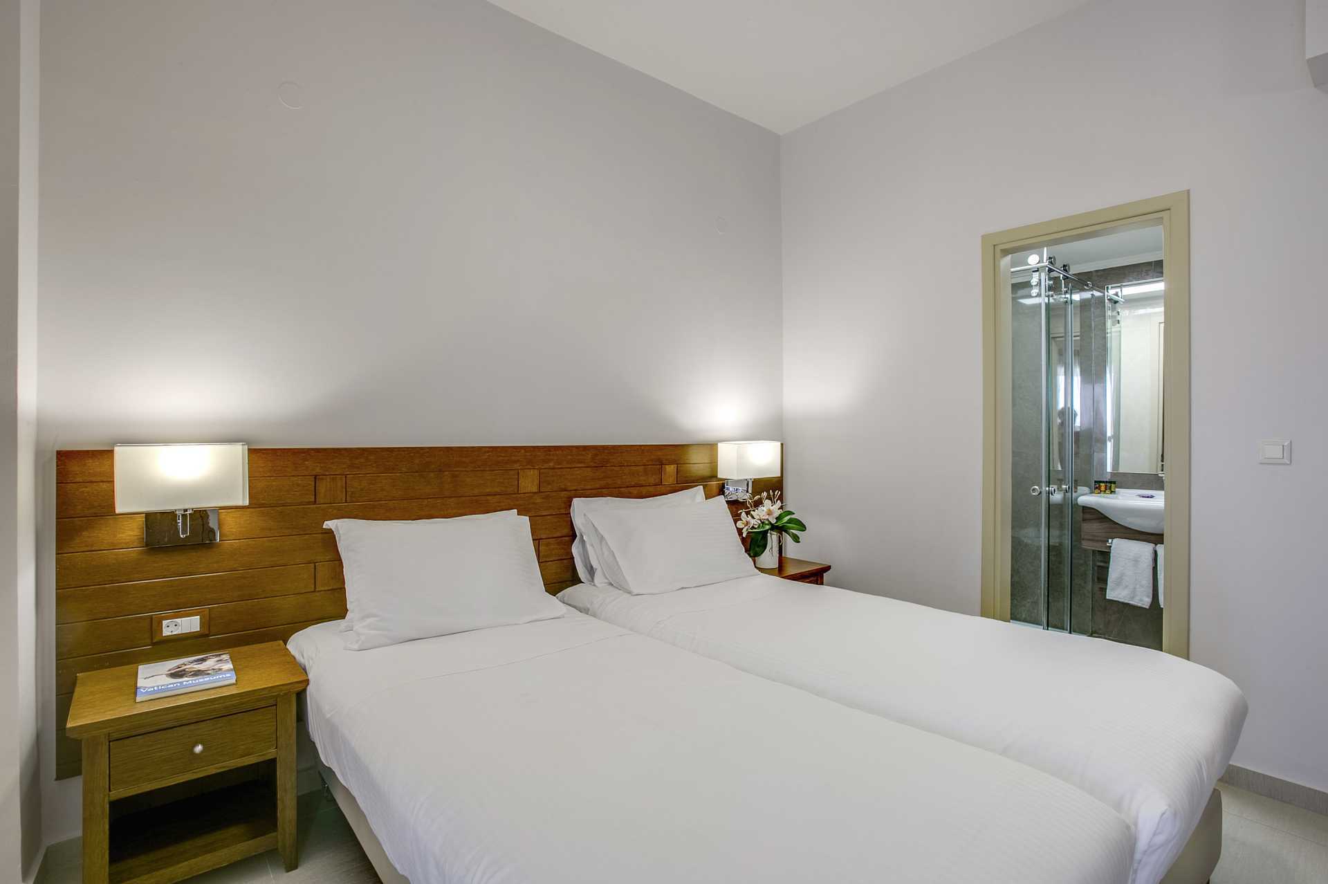 Tvårumslägenhet i nedsänkt markplan på hotell Casa di Porto på Kreta, Grekland.
