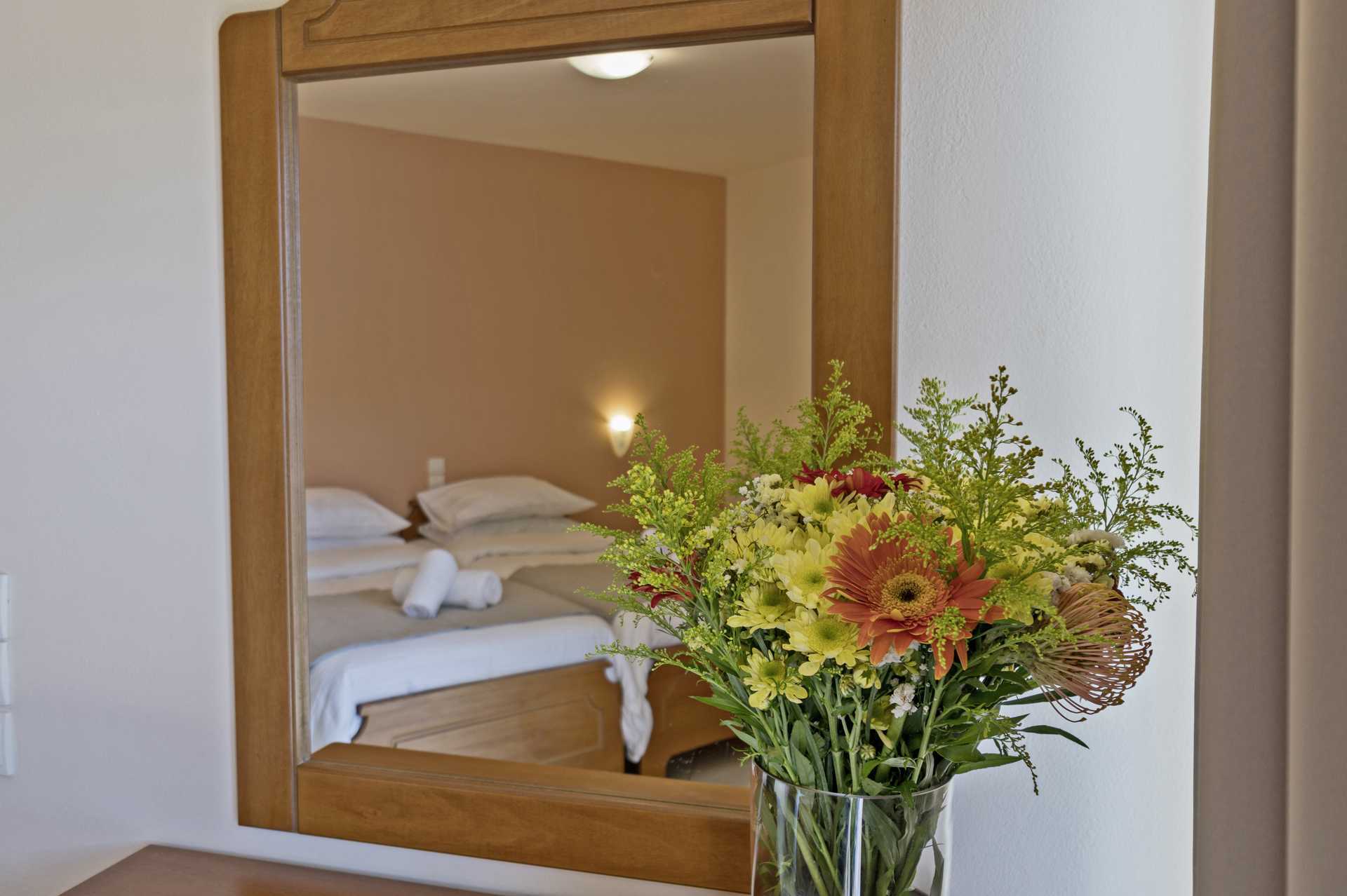 Tvårumslägenhet i nedsänkt markplan på hotell Mary på Kreta.