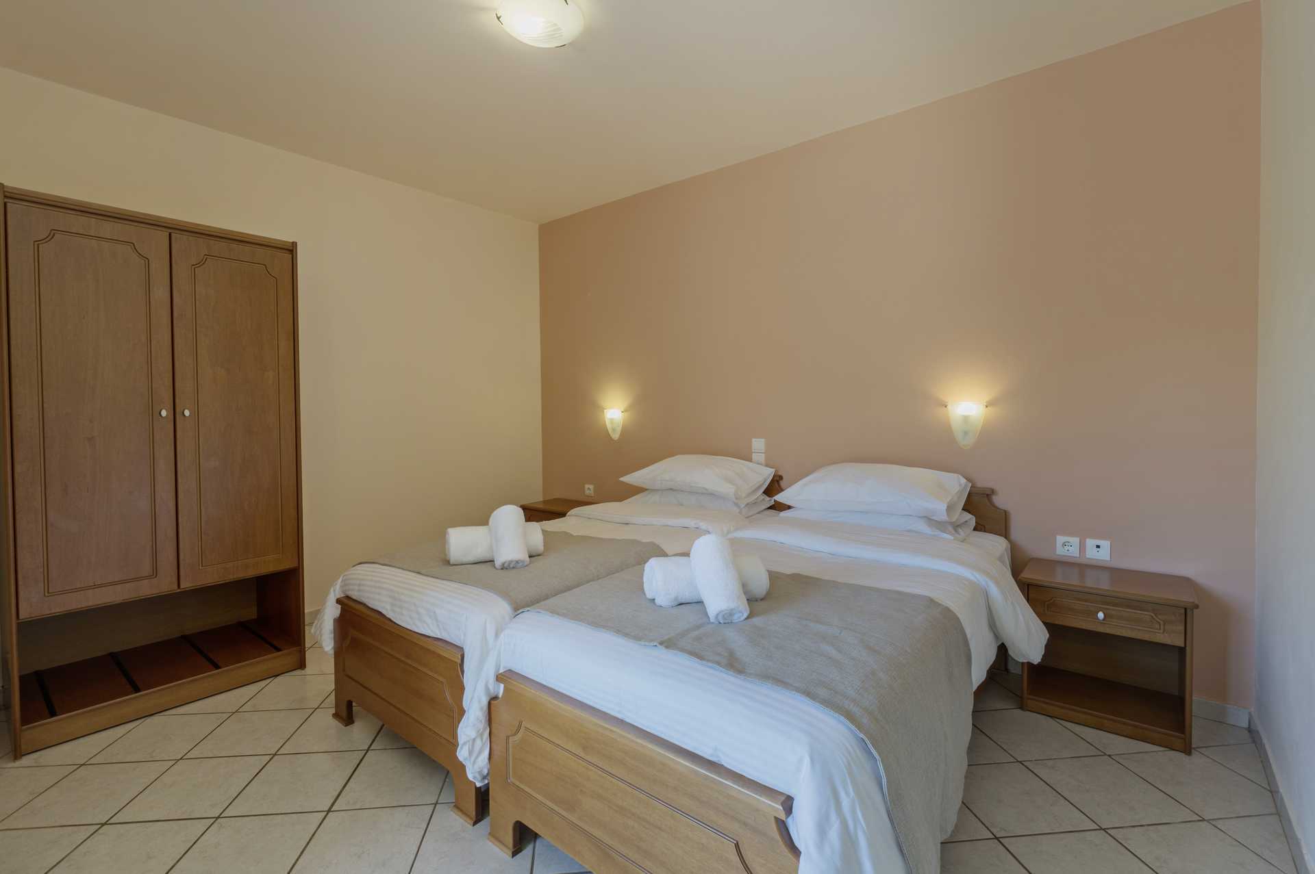 Tvårumslägenhet i nedsänkt markplan på hotell Mary på Kreta.