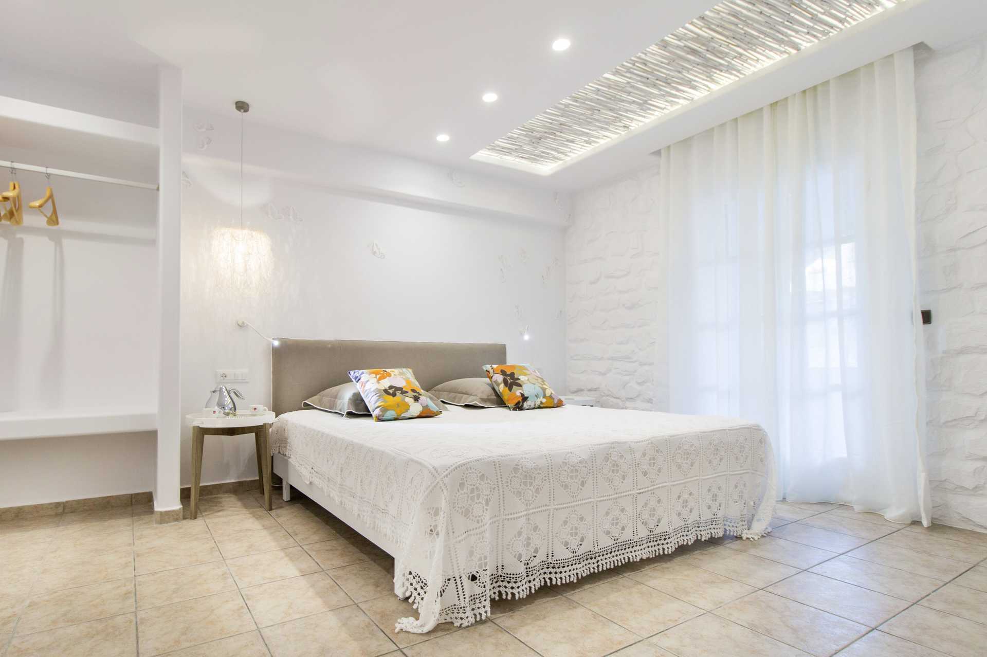 Tvårumslägenhet i nedsänkt markplan på hotell Spiros i Naxos stad, Grekland.