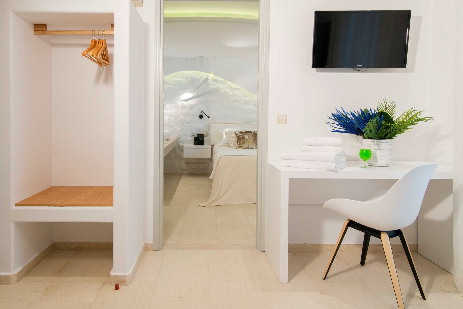 Tvårumslägenhet i nedsänkt markplan på hotell Spiros i Naxos stad, Grekland.