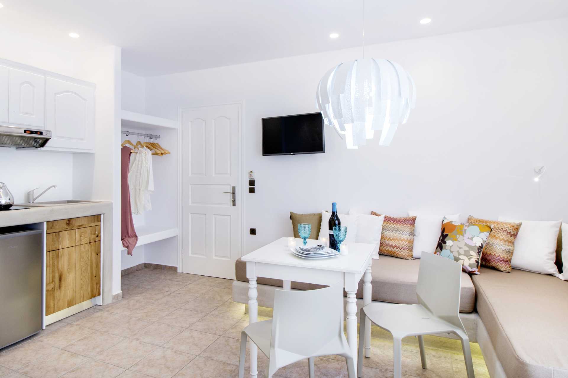 Tvårumslägenhet i nedsänkt markplan på hotell Spiros i Naxos stad, Grekland.