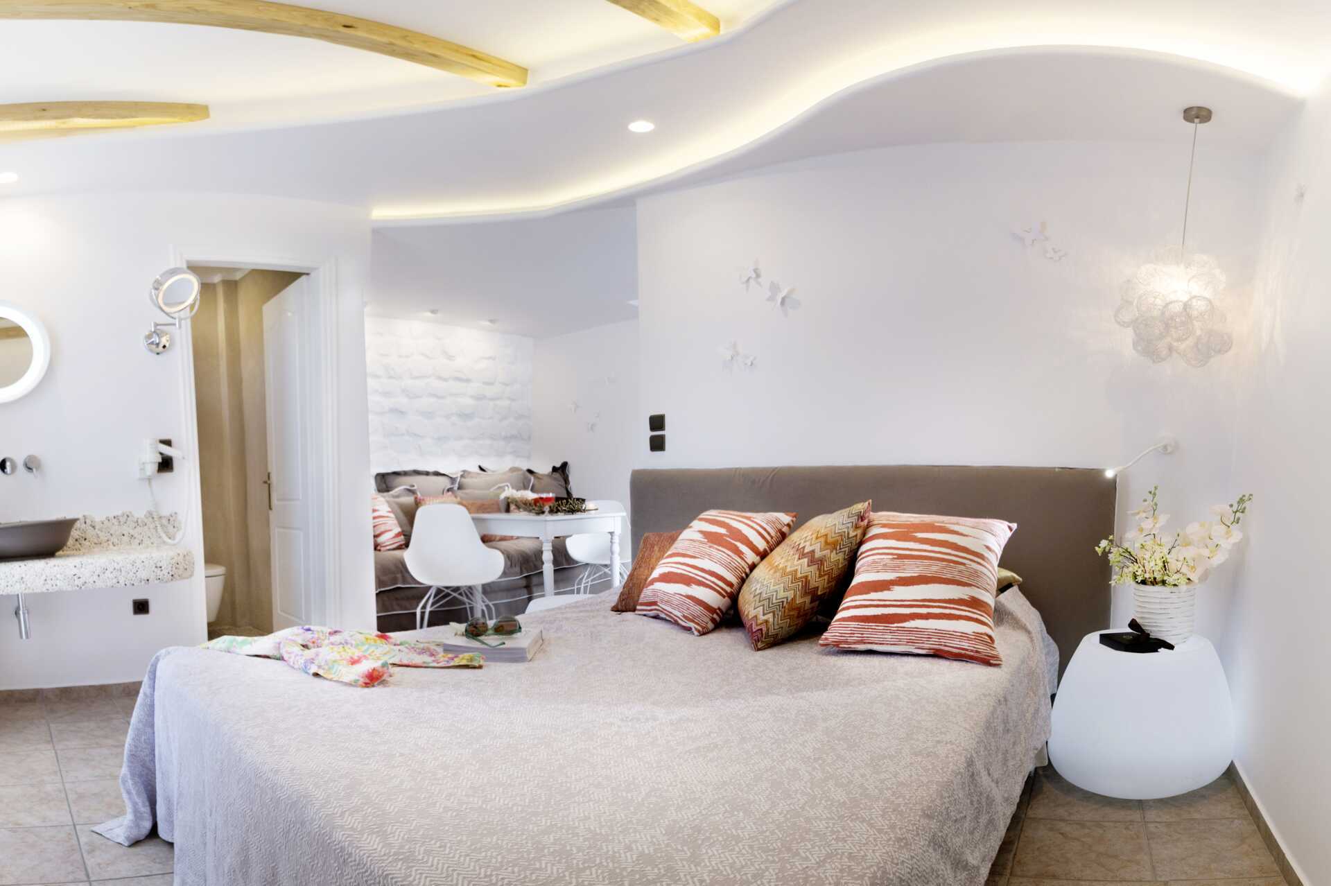 Tvårumslägenhet i nedsänkt markplan på hotell Spiros i Naxos stad, Grekland.