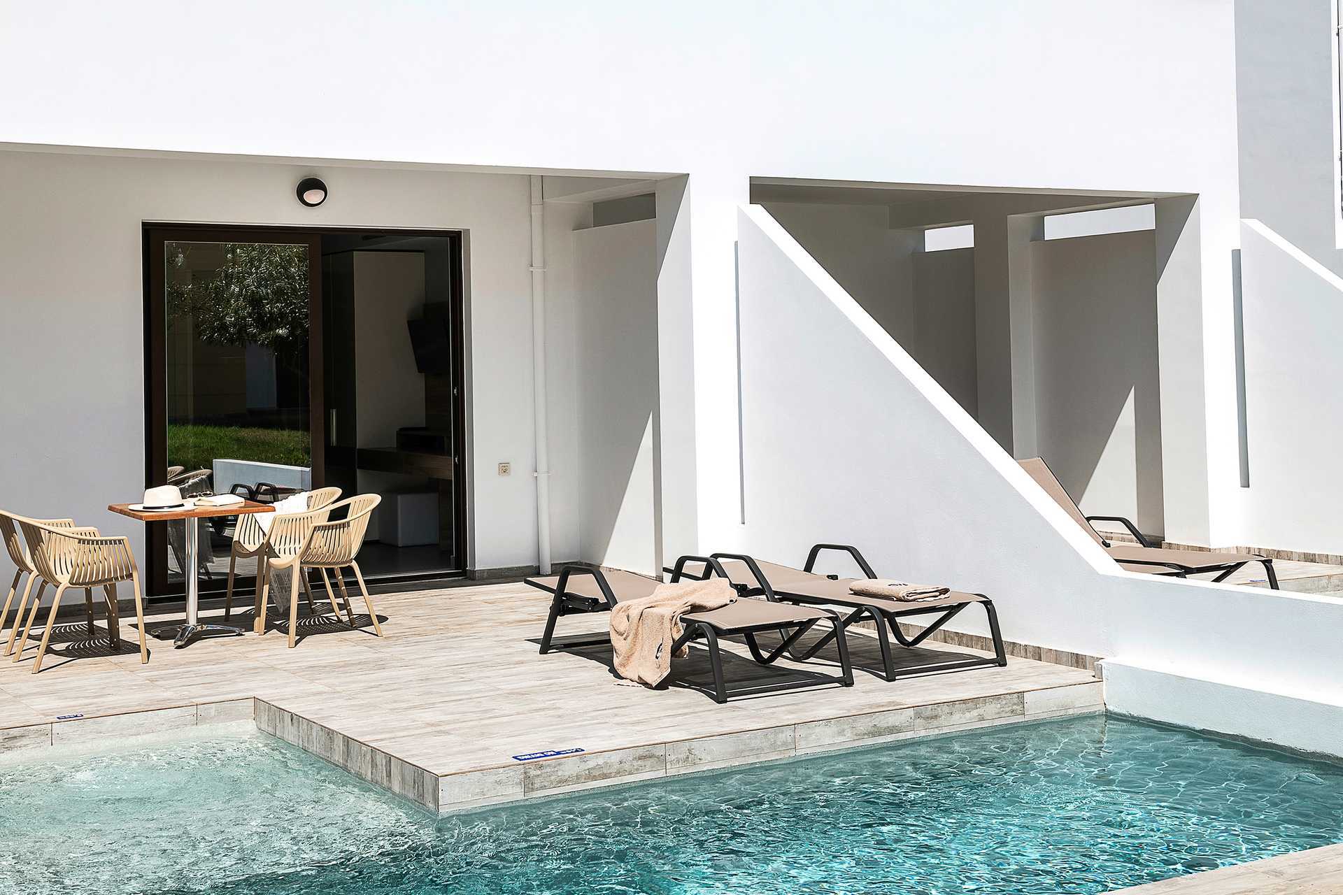 Tvårumslägenhet med privat pool på hotell Geraniotis Beach i Platanias på  Kreta, Grekland.