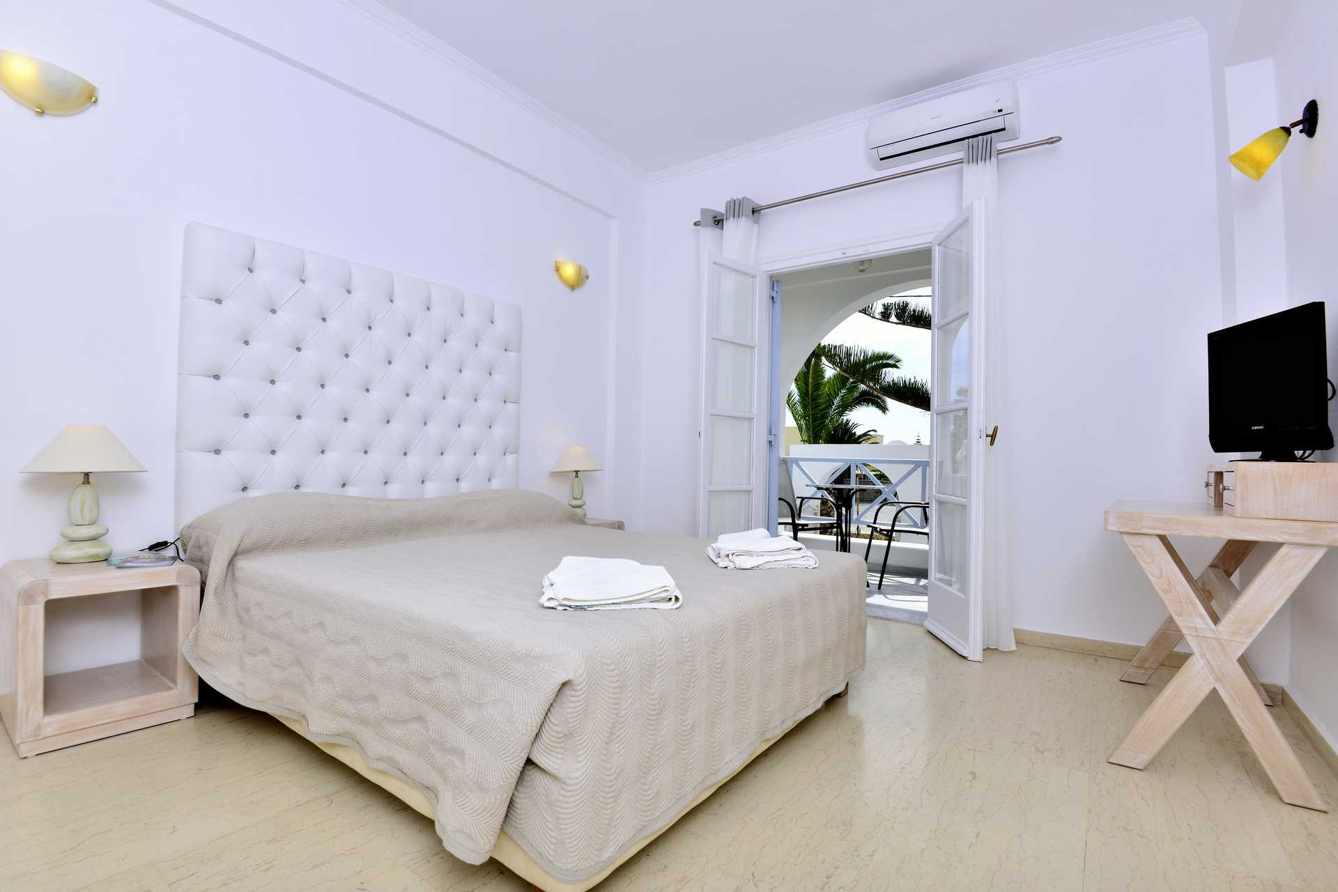 Tvårumslägenhet på hotell Aegean Plaza på Santorini, Grekland.