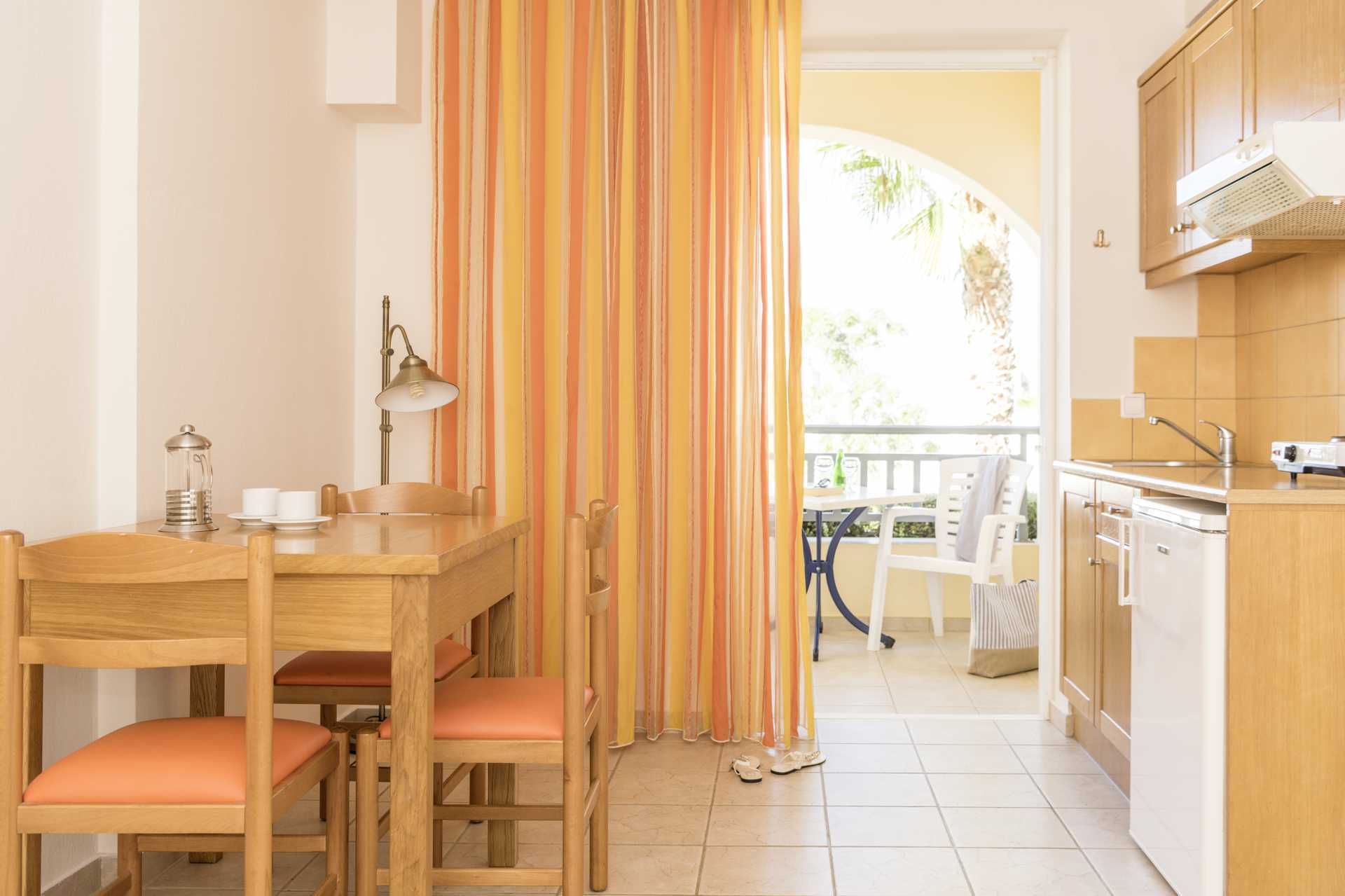 Tvårumslägenhet på hotell Akti Chara i Rethymnon på Kreta, Grekland.