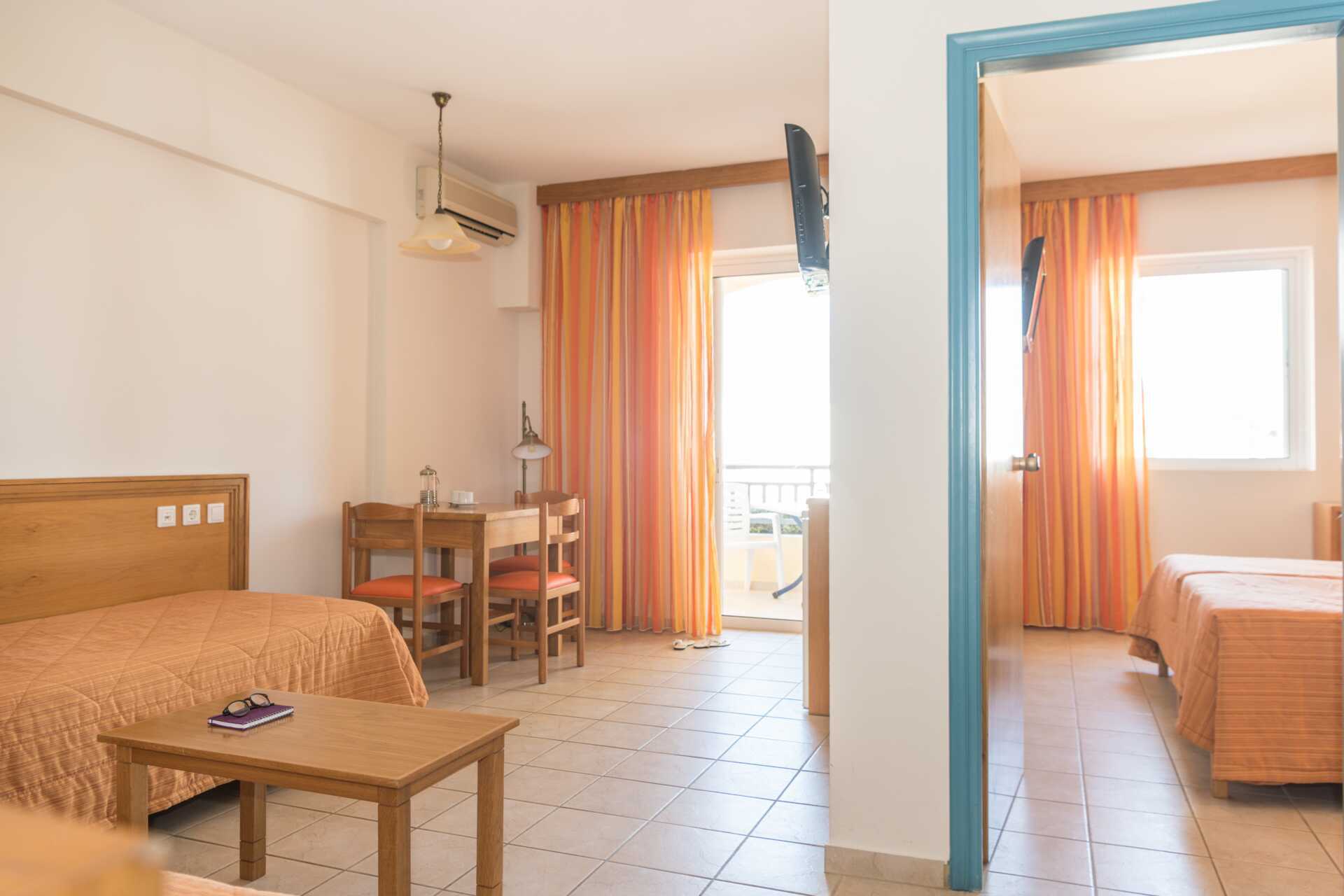 Tvårumslägenhet på hotell Akti Chara i Rethymnon på Kreta, Grekland.