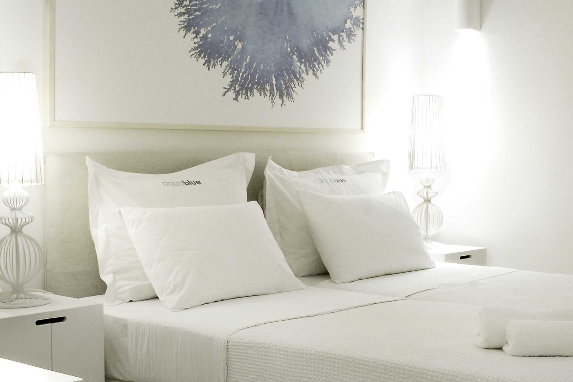 Tvårumslägenhet på hotell Aqua Blue i Perissa på Santorini.