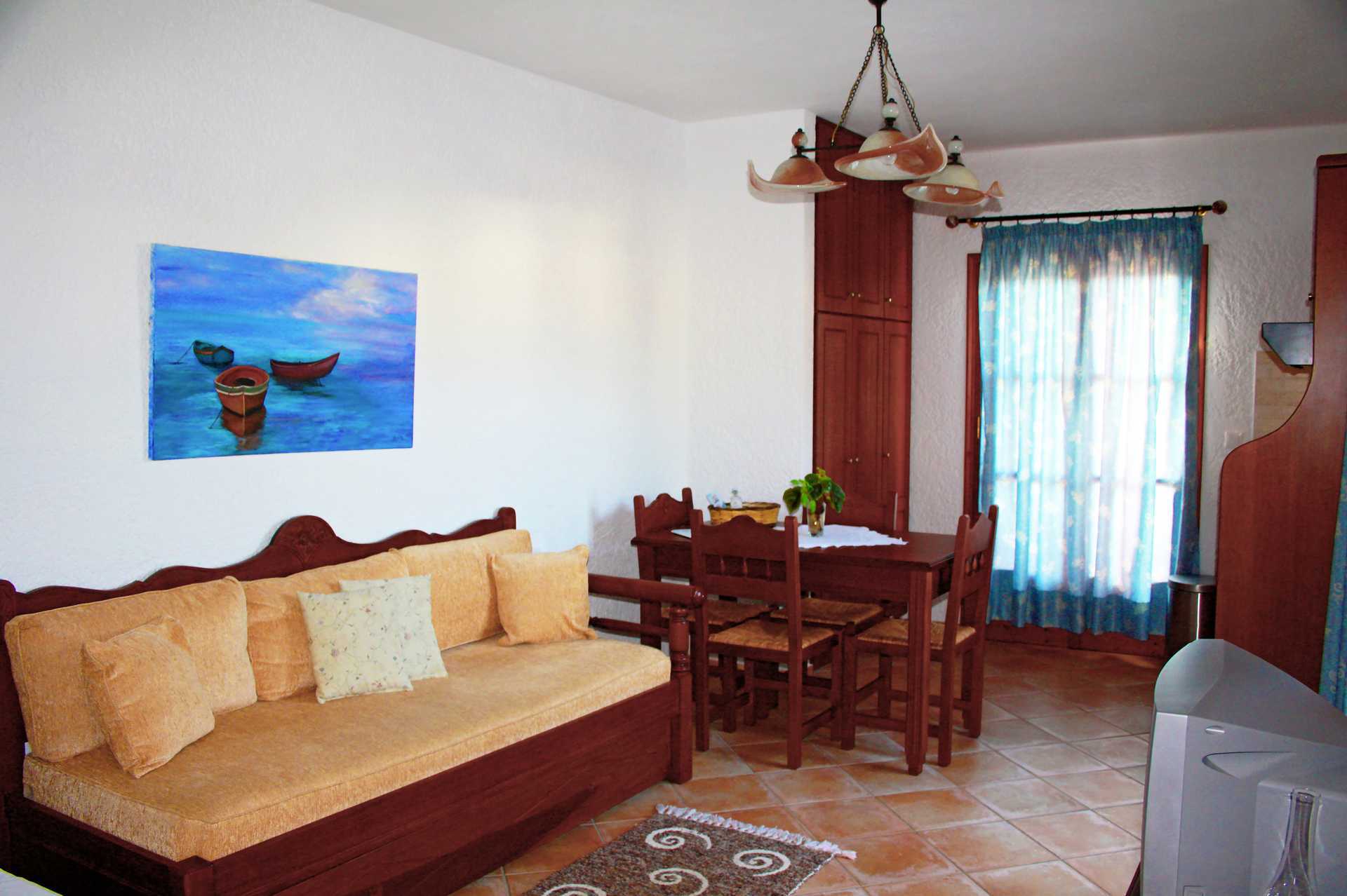 Tvårumslägenhet på hotell Archangelos Village i Kokkari på Samos, Grekland.