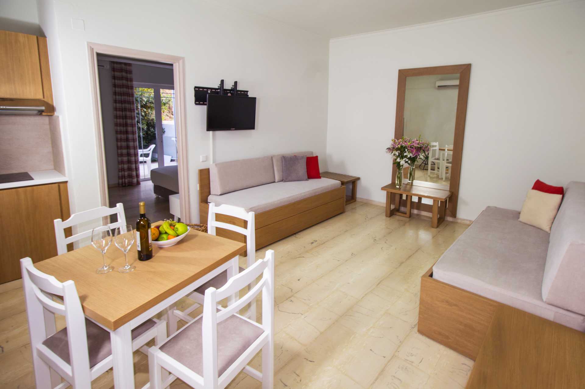 Tvårumslägenhet på hotell Elia i Kato Stalos på Kreta, Grekland.