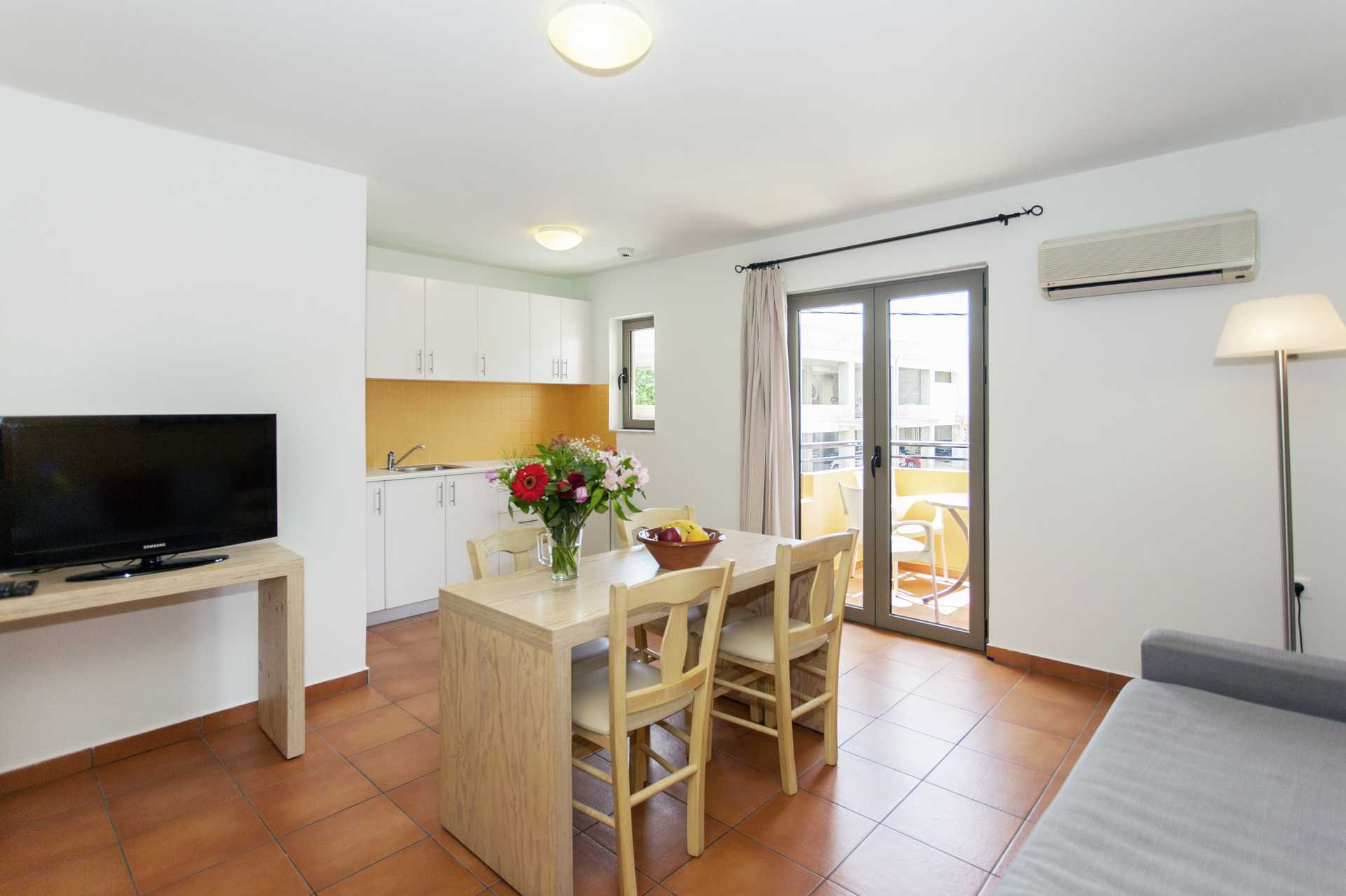 Tvårumslägenhet på hotell Faros i Kato Stalos, Kreta.