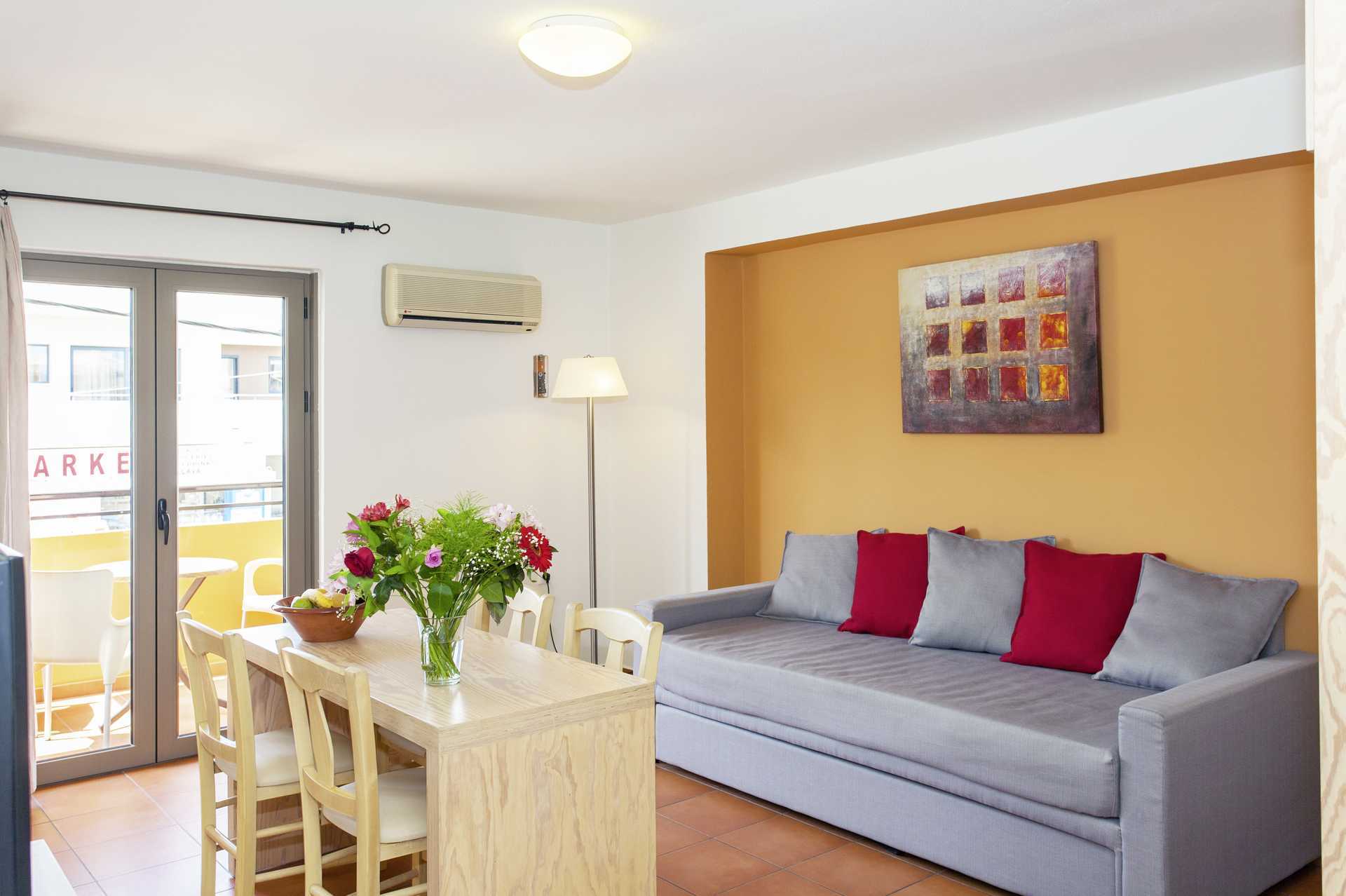 Tvårumslägenhet på hotell Faros i Kato Stalos, Kreta.