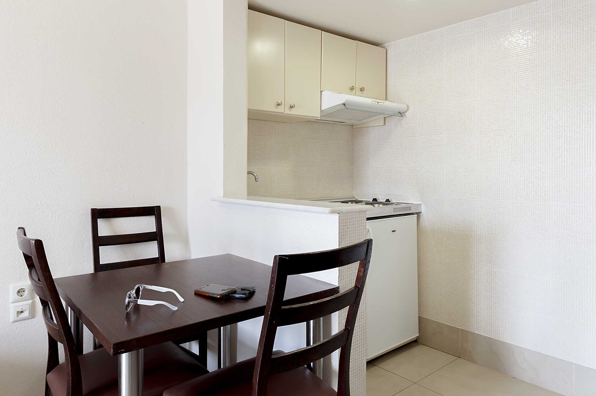 Tvårumslägenhet på hotell Ideal Beach på Kreta, Grekland.