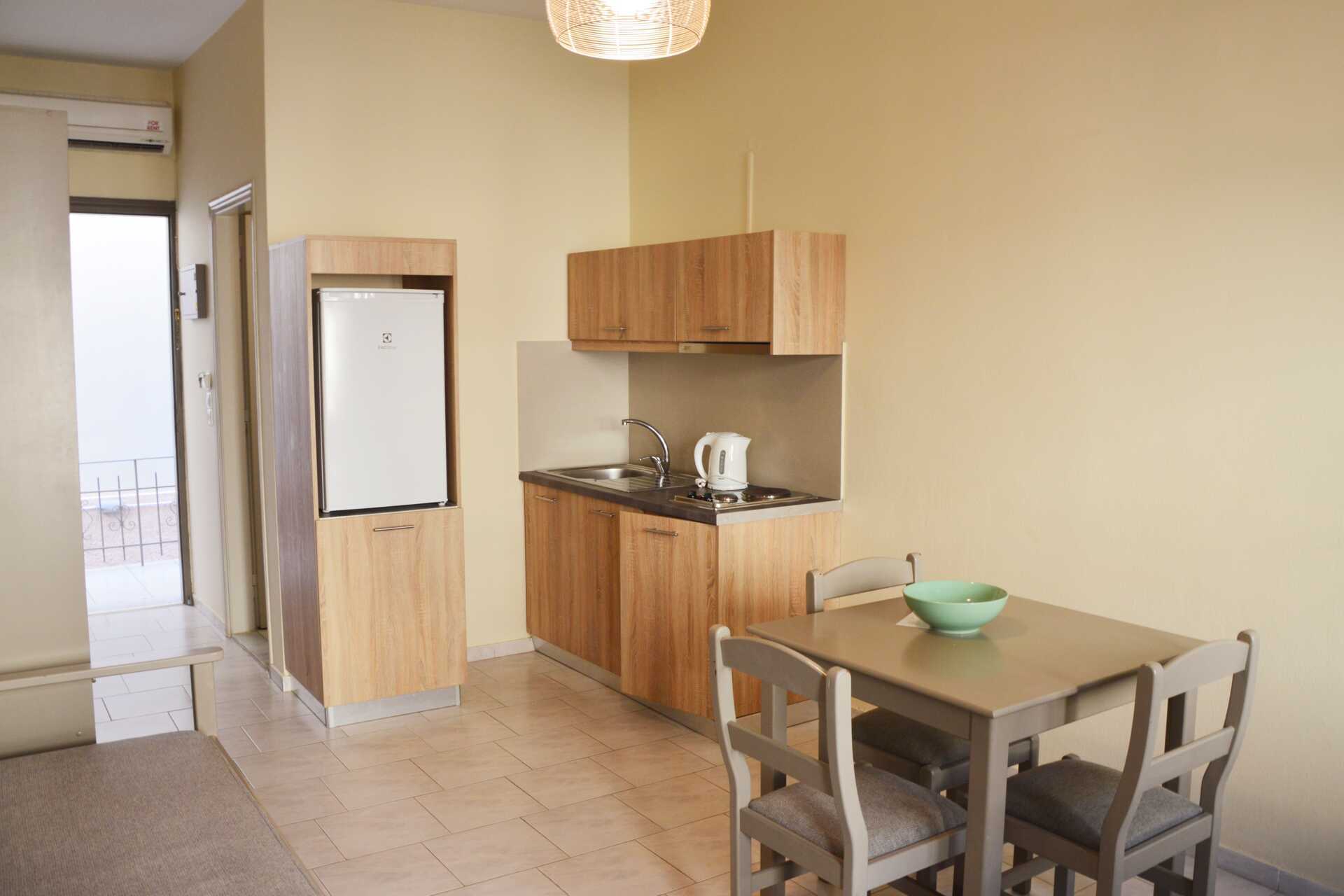 Tvårumslägenhet på hotell Kiwi i Agii Apostoli på Kreta, Grekland