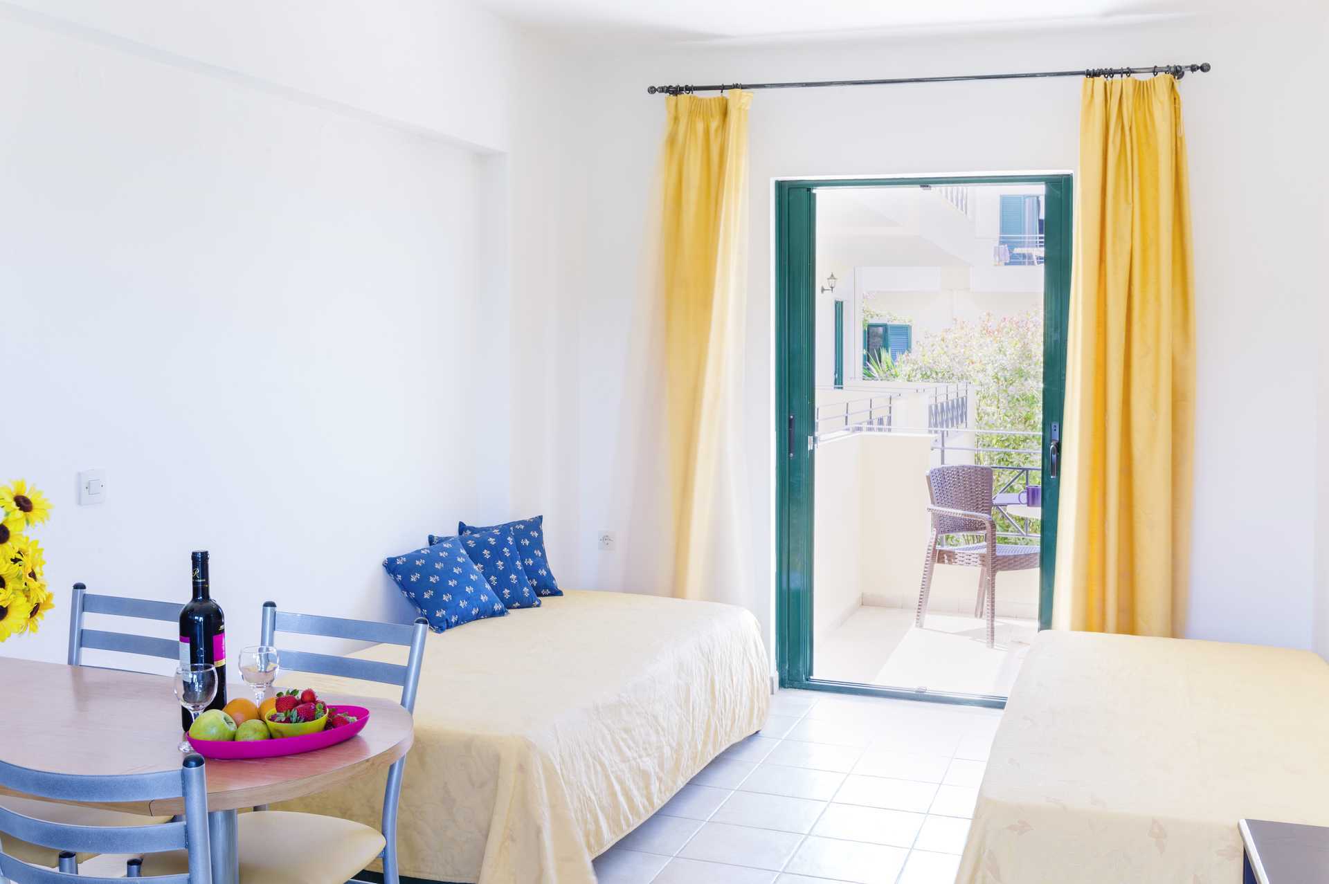 Tvårumslägenhet på hotell Likithos Village på Korfu, Grekland.