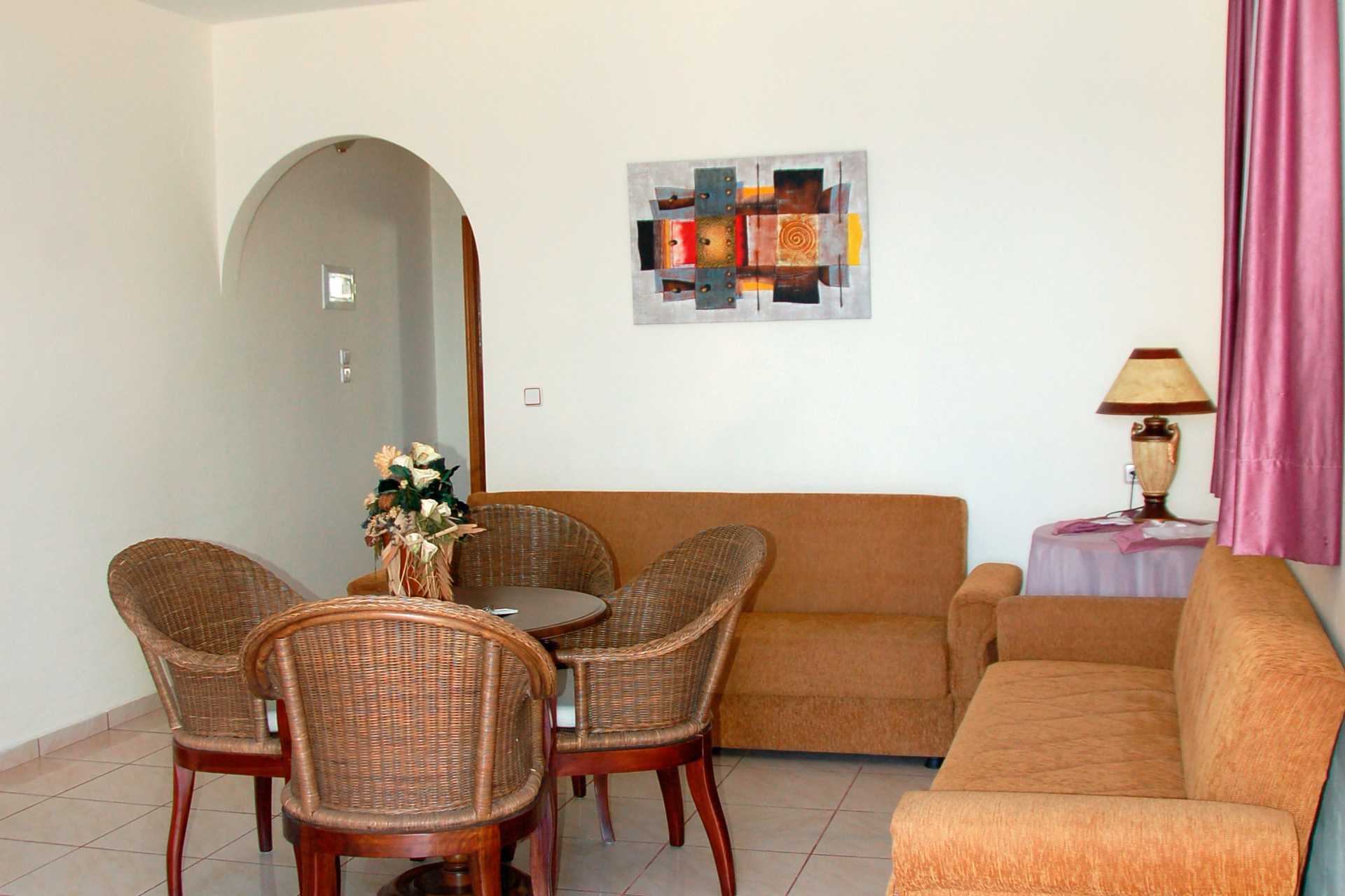 Tvårumslägenhet på hotell Livadia Beach på Tilos i Grekland.