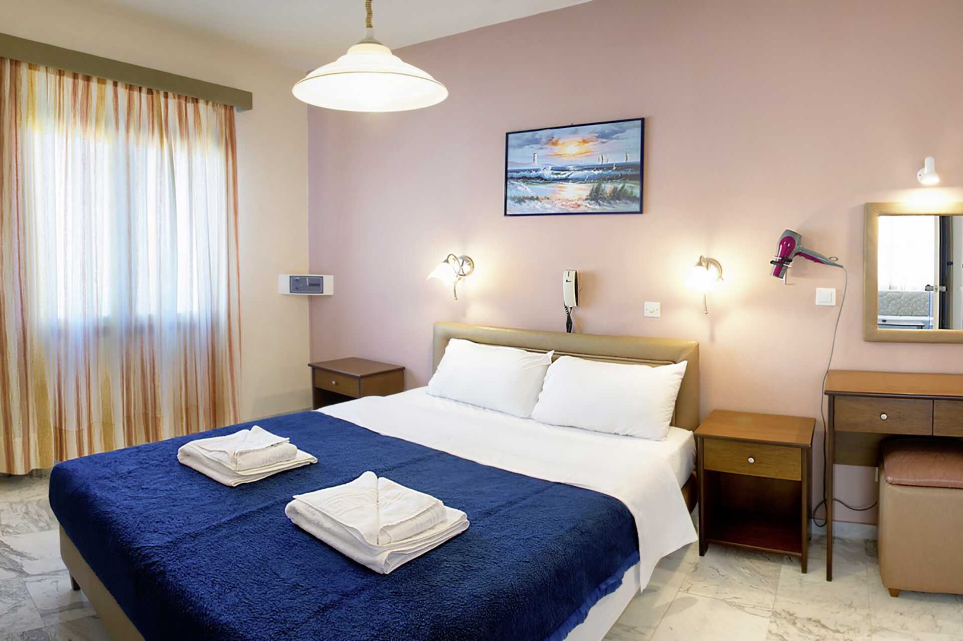 Tvårumslägenhet på hotell Nostalgie i Georgiopolis, Kreta.