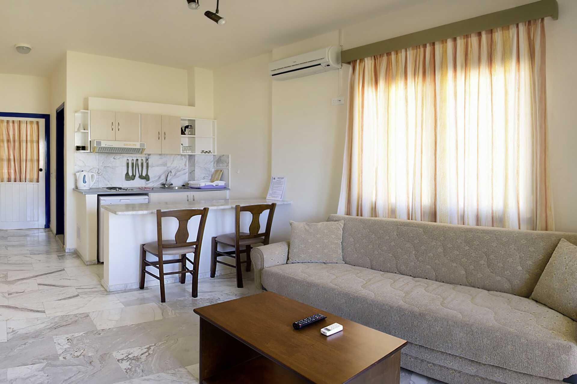 Tvårumslägenhet på hotell Nostalgie i Georgiopolis, Kreta.