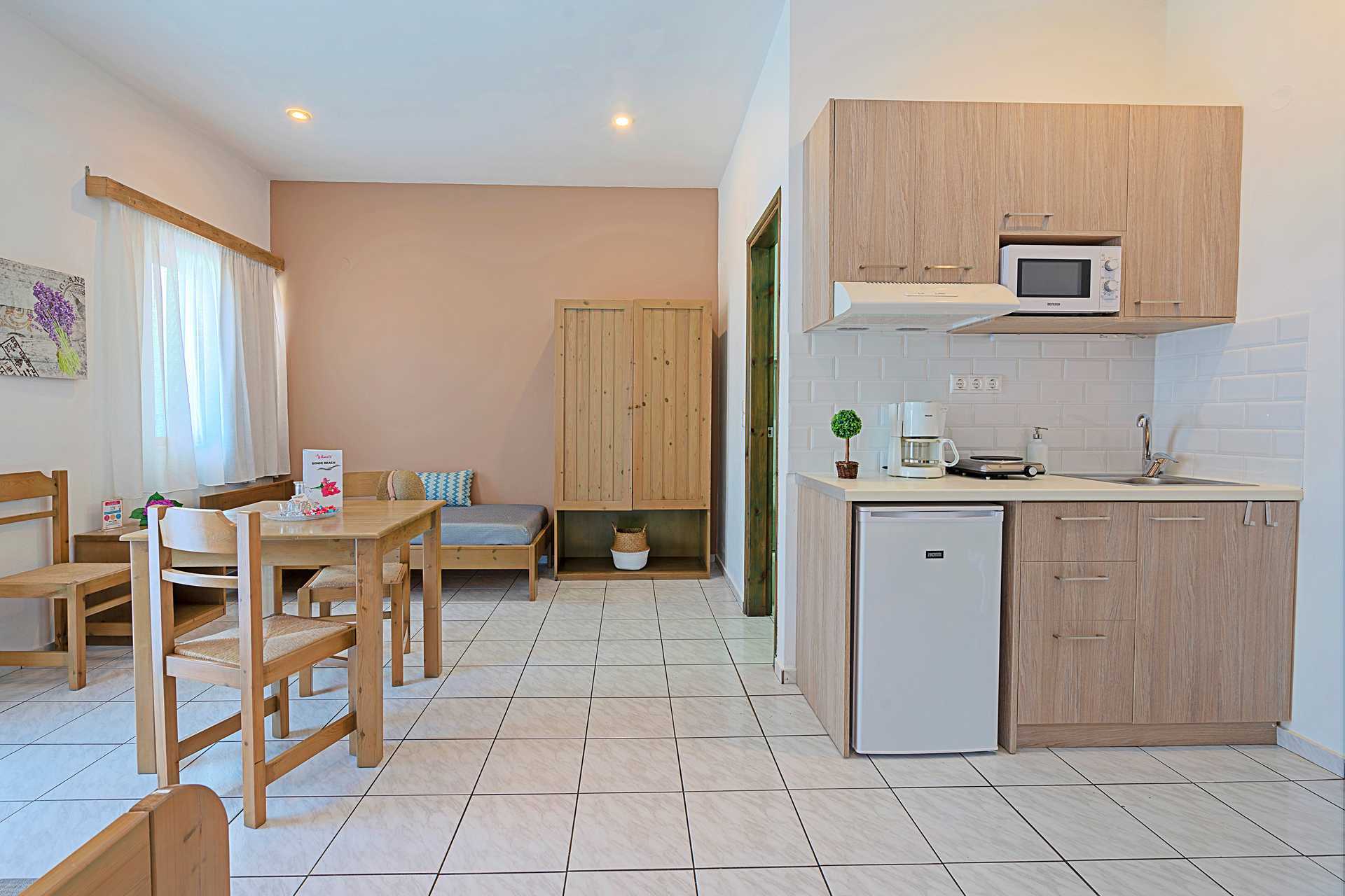 Tvårumslägenhet på hotell Sonio Beach i Platanias på Kreta, Grekland.