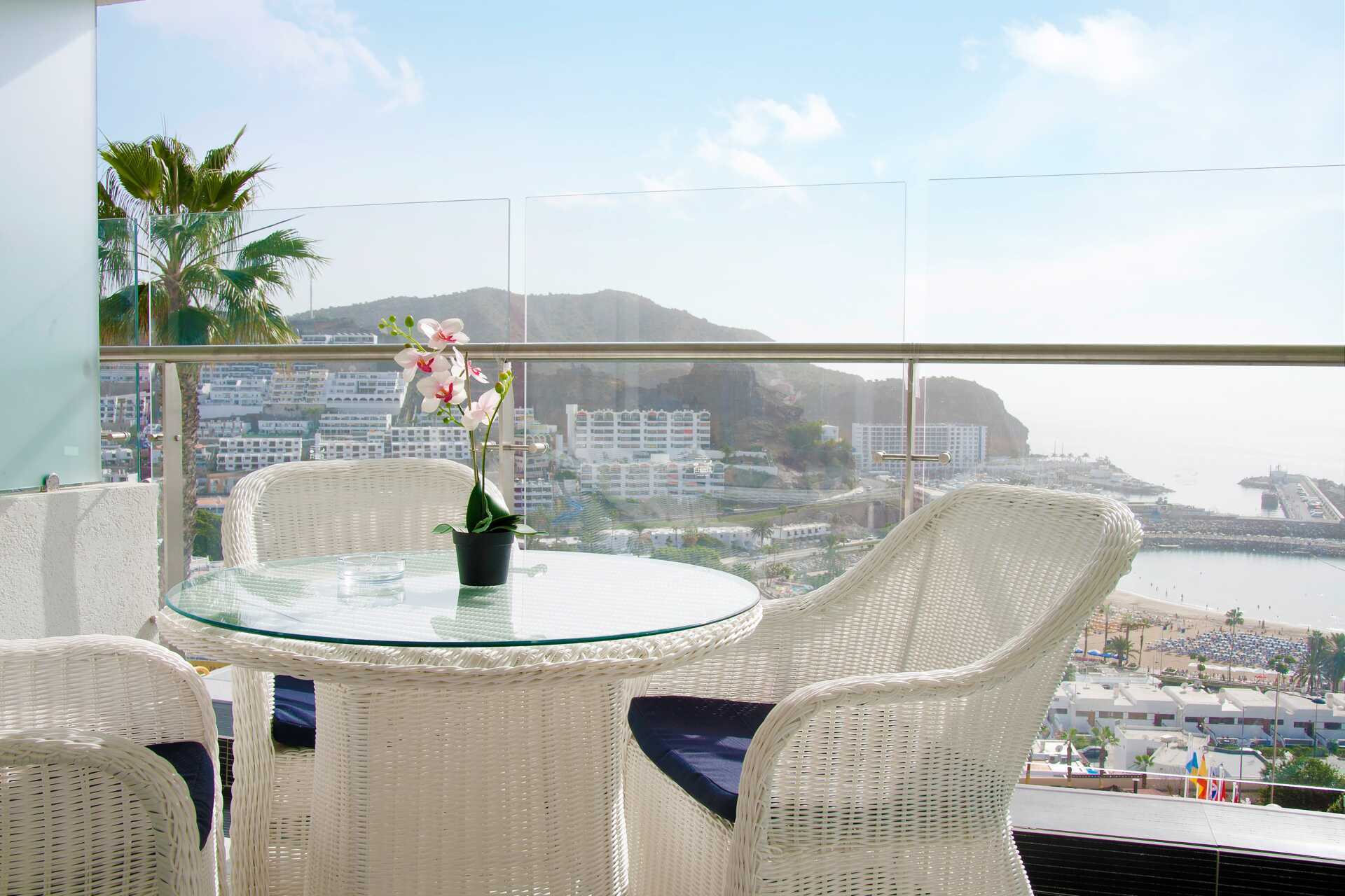 Tvårumslägenhet superior med balkong och havsutsikt på hotell Villa Magna i Puerto Rico, Gran Canaria.