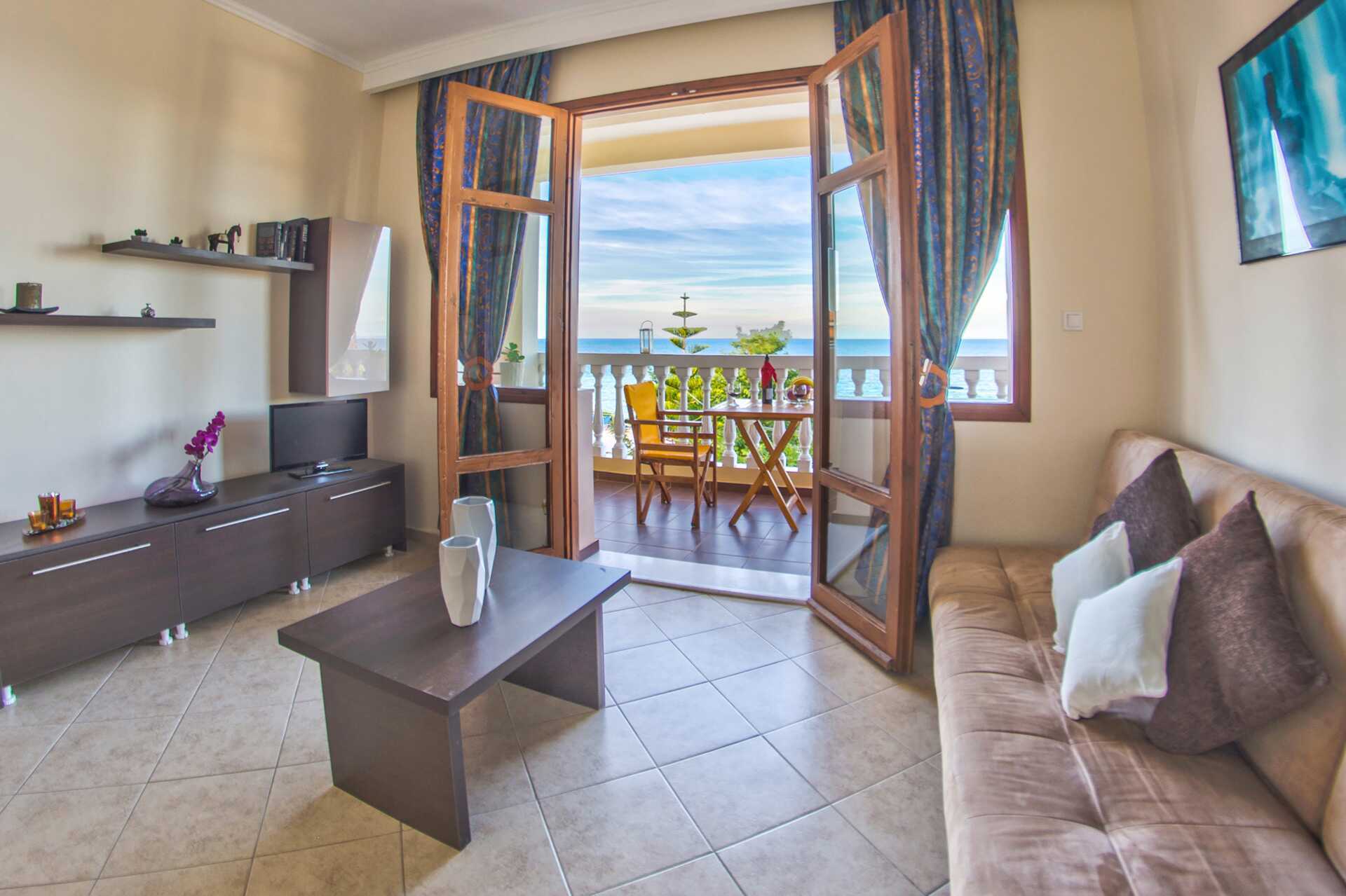 Tvårumslägenheter på hotell Loukas on the Waves i Tragaki.