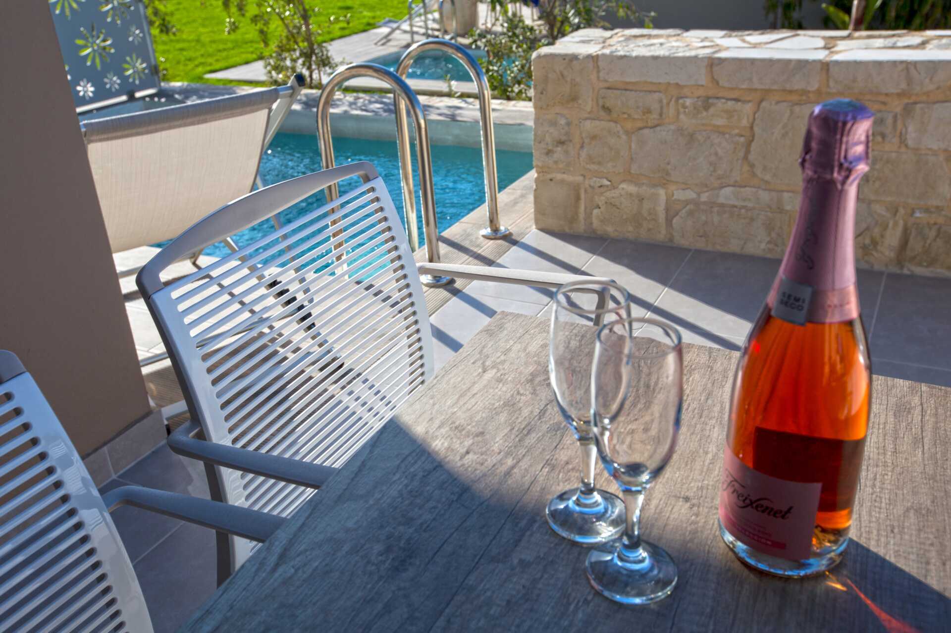 Uteplats för tvårumslägenhet i etage med privat pool på Stellina Village Resort, Kreta.